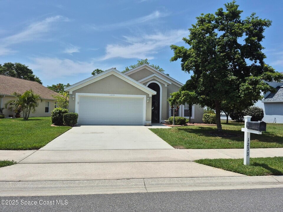 1233 Foxridge Pl in Melbourne, FL - Building Photo