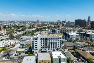 Firmin Court in Los Angeles, CA - Foto de edificio - Building Photo