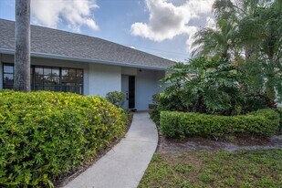 2216 Amesbury Ct in Wellington, FL - Building Photo