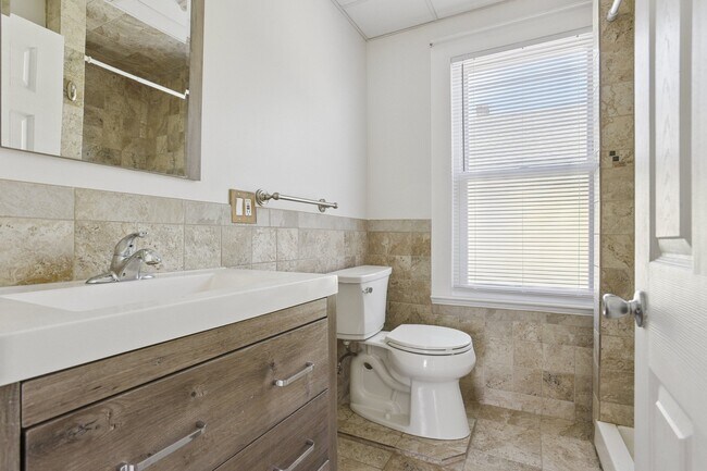 14 East St, Unit 14 East St 2nd Fl in Wallingford, CT - Building Photo - Building Photo