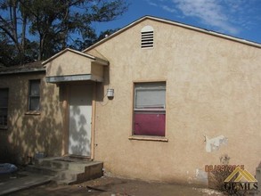 2011 Flower St in Bakersfield, CA - Building Photo - Building Photo