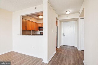 10101 Grosvenor Pl in Rockville, MD - Building Photo - Building Photo