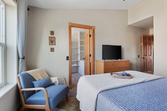 10237 NW Wilshire Ln in Portland, OR - Foto de edificio - Building Photo