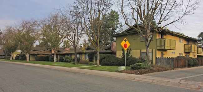 Sierra Gardens Apartments in Visalia, CA - Building Photo - Building Photo