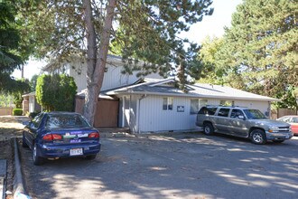 17085 SW Merlo Rd in Beaverton, OR - Building Photo - Building Photo