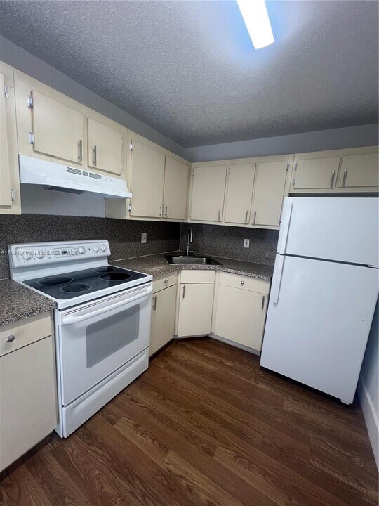 6141 W 22nd Ct in Hialeah, FL - Building Photo