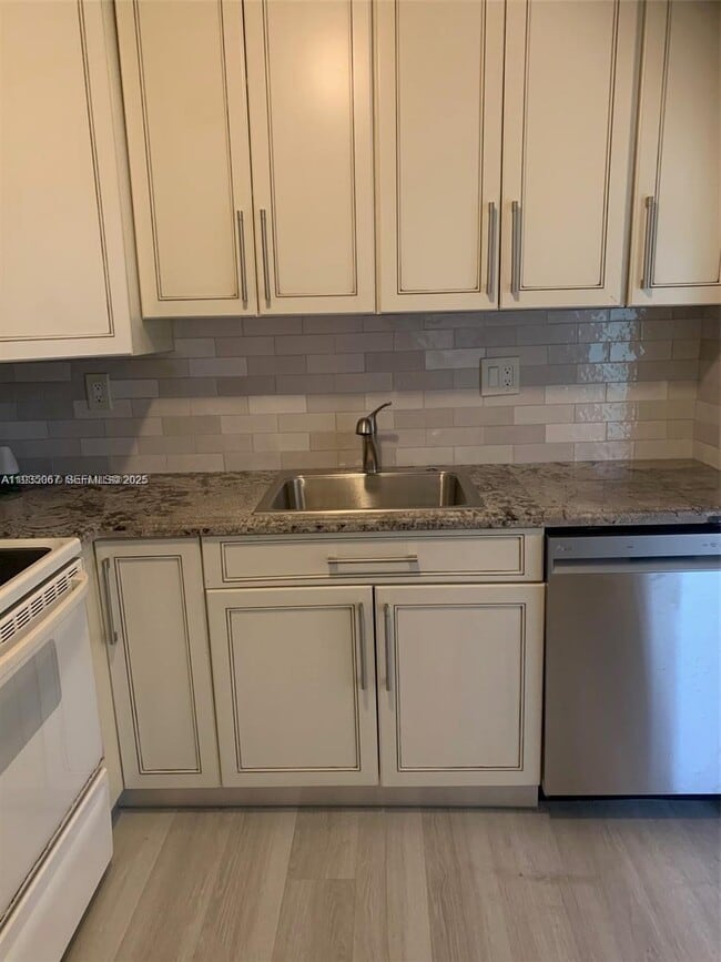 1830 SW 81st Ave in North Lauderdale, FL - Foto de edificio - Building Photo