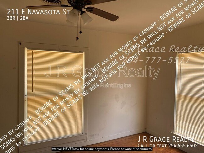 211 E Navasota St in Groesbeck, TX - Building Photo - Building Photo