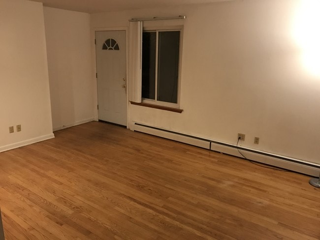 135 New Britain Ave, Unit C in Farmington, CT - Foto de edificio - Building Photo