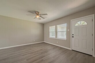 1746 Lynn Ln in Freeport, TX - Foto de edificio - Building Photo