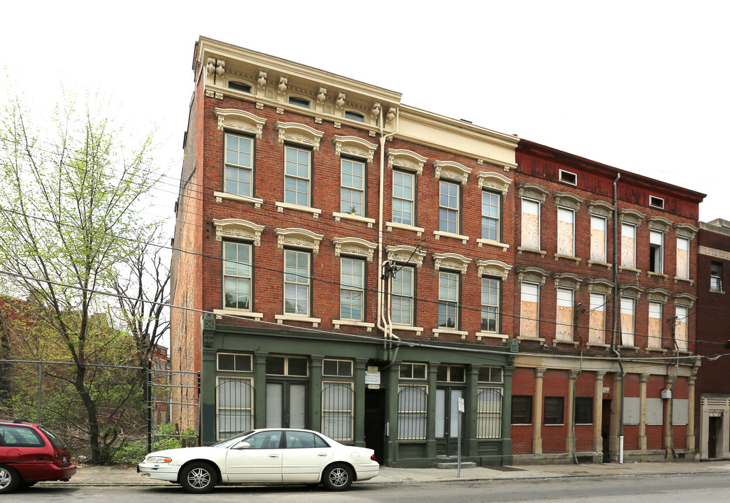 13-15 W Mcmicken Ave in Cincinnati, OH - Building Photo