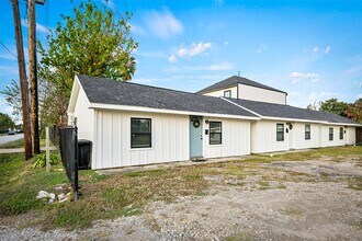 7303 Market St in Houston, TX - Foto de edificio - Building Photo