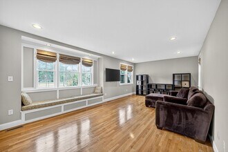 28 Webster St, Unit 1 in Medford, MA - Foto de edificio - Building Photo