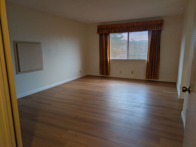 property at 926 W Alfred Pl