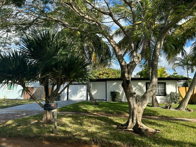 5839 Daphne Dr in West Palm Beach, FL - Building Photo - Building Photo