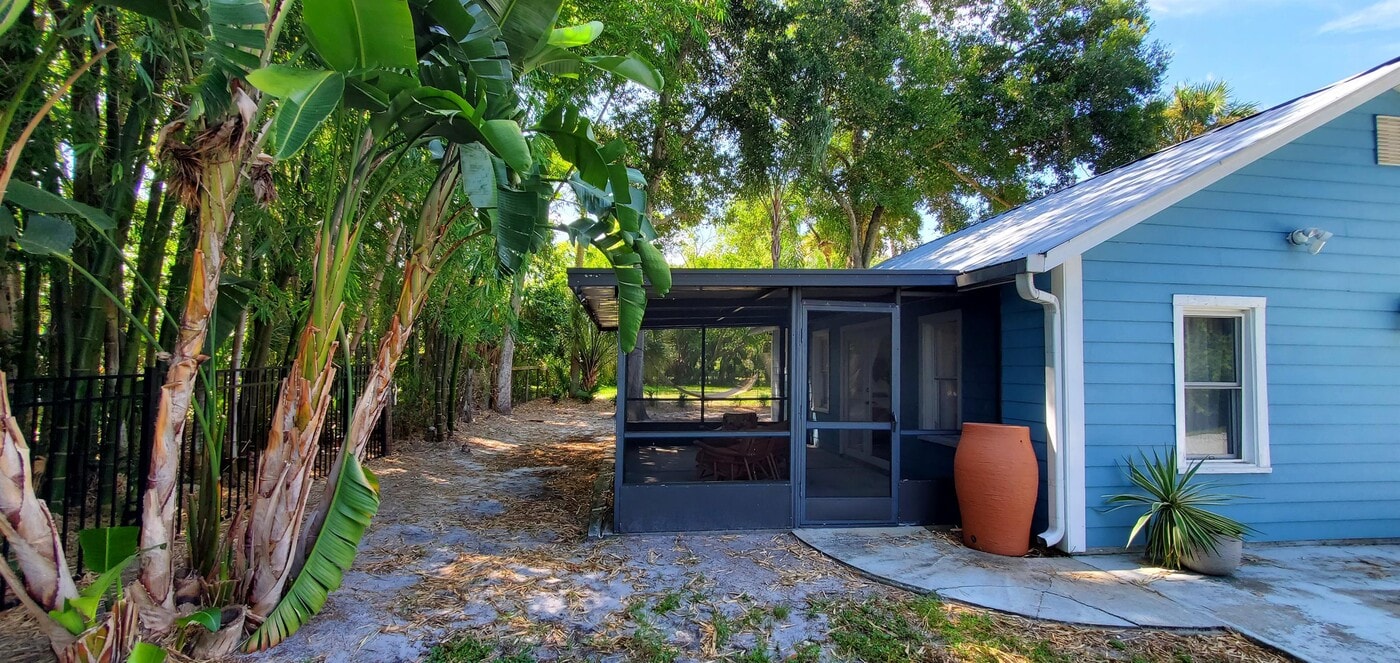 1403 Indian River Ave in Titusville, FL - Foto de edificio