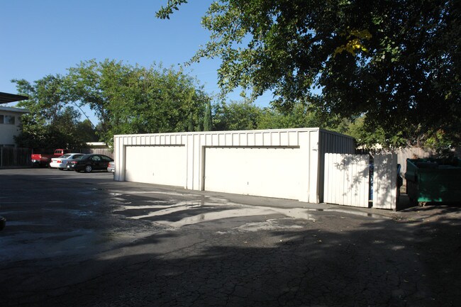 1233 Dealynn St in Sacramento, CA - Building Photo - Building Photo