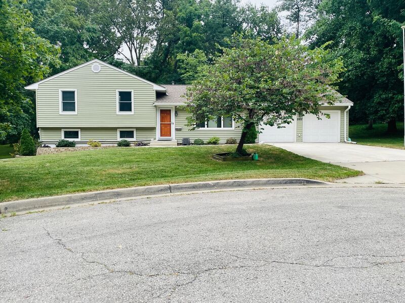 9931 W 56th St in Shawnee, KS - Building Photo