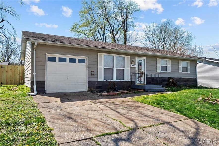 807 Estate Dr in O'Fallon, IL - Building Photo
