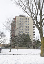 Le Comesol Apartments in Montréal, QC - Building Photo - Building Photo