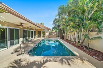 118 Knoll Way in Jupiter, FL - Building Photo - Building Photo
