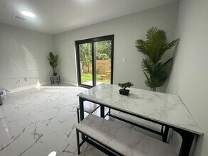 1074 NW 61st St in Miami, FL - Building Photo - Building Photo