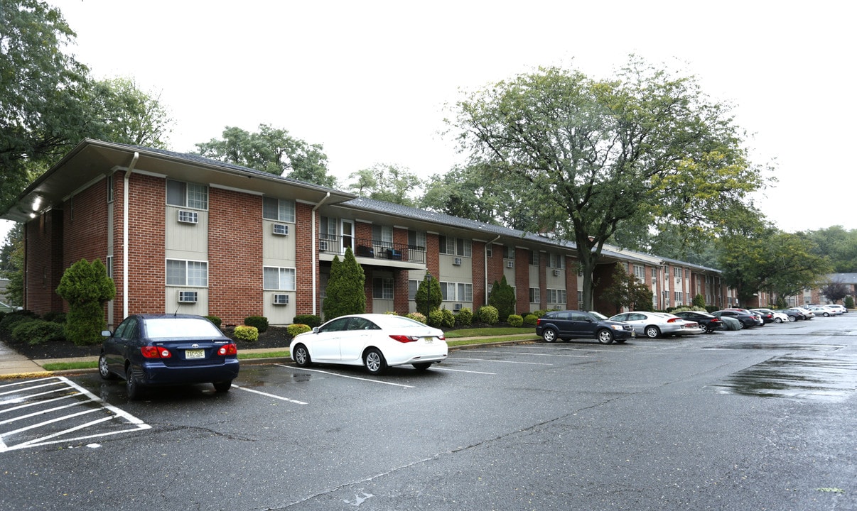 Versailles Apartments in Ewing, NJ - Foto de edificio