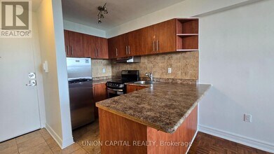 407-230-2230 Oak St in Toronto, ON - Building Photo - Building Photo