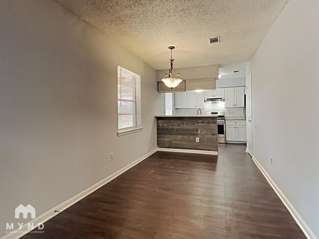 8466 Gallahad St in Houston, TX - Foto de edificio - Building Photo