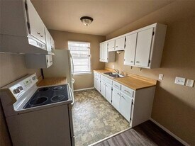 1208 W Hunt St in Sherman, TX - Building Photo