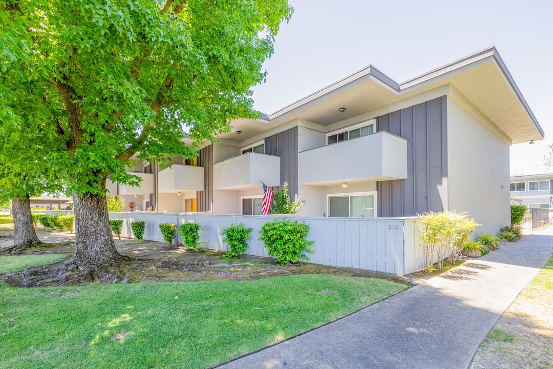 315 S Crescent Ave in Lodi, CA - Foto de edificio