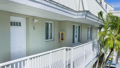 185 Brightwater Dr in Clearwater, FL - Building Photo - Building Photo