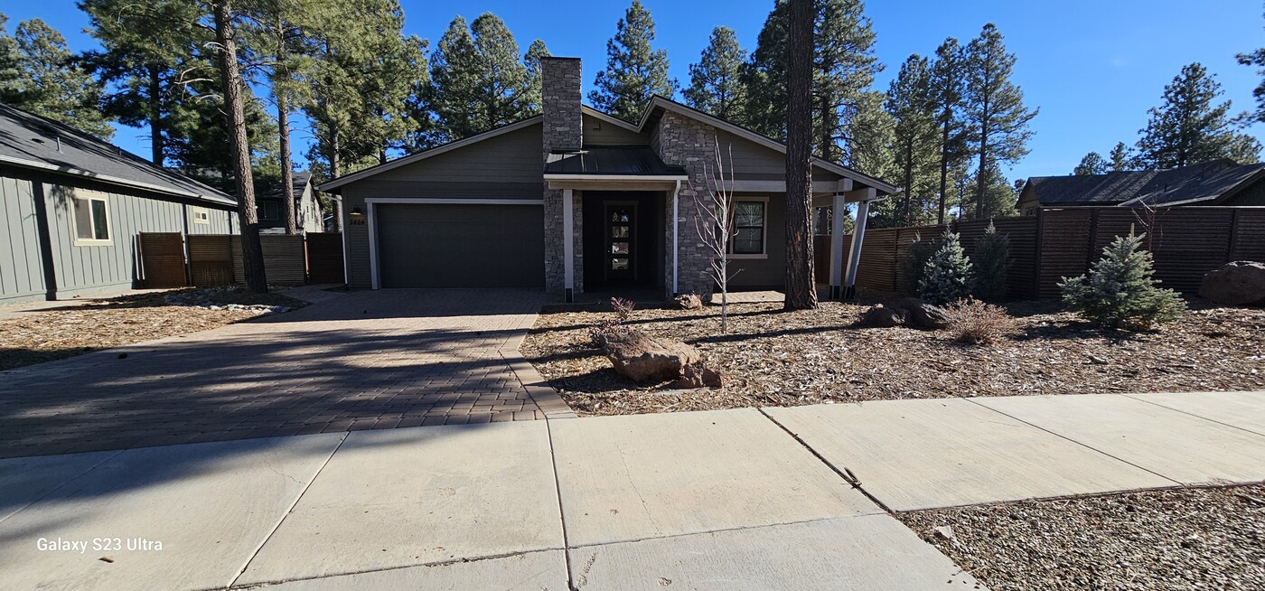 2424 S Luginbuhl St in Flagstaff, AZ - Building Photo