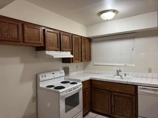 1020 Crestwood Dr in Kingman, AZ - Foto de edificio - Building Photo
