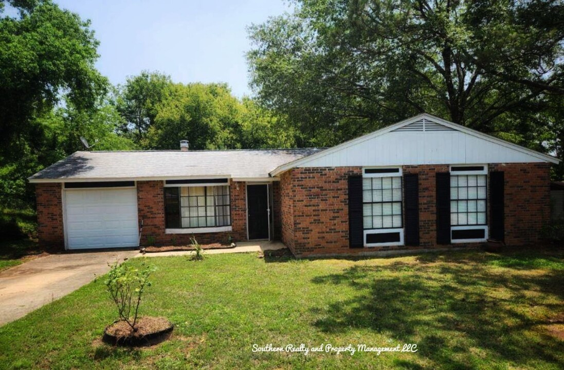 272 Pinewood Dr in Millbrook, AL - Building Photo