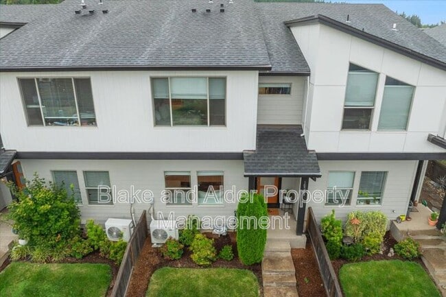 16349 SE Sunshower Pl in Happy Valley, OR - Building Photo - Building Photo