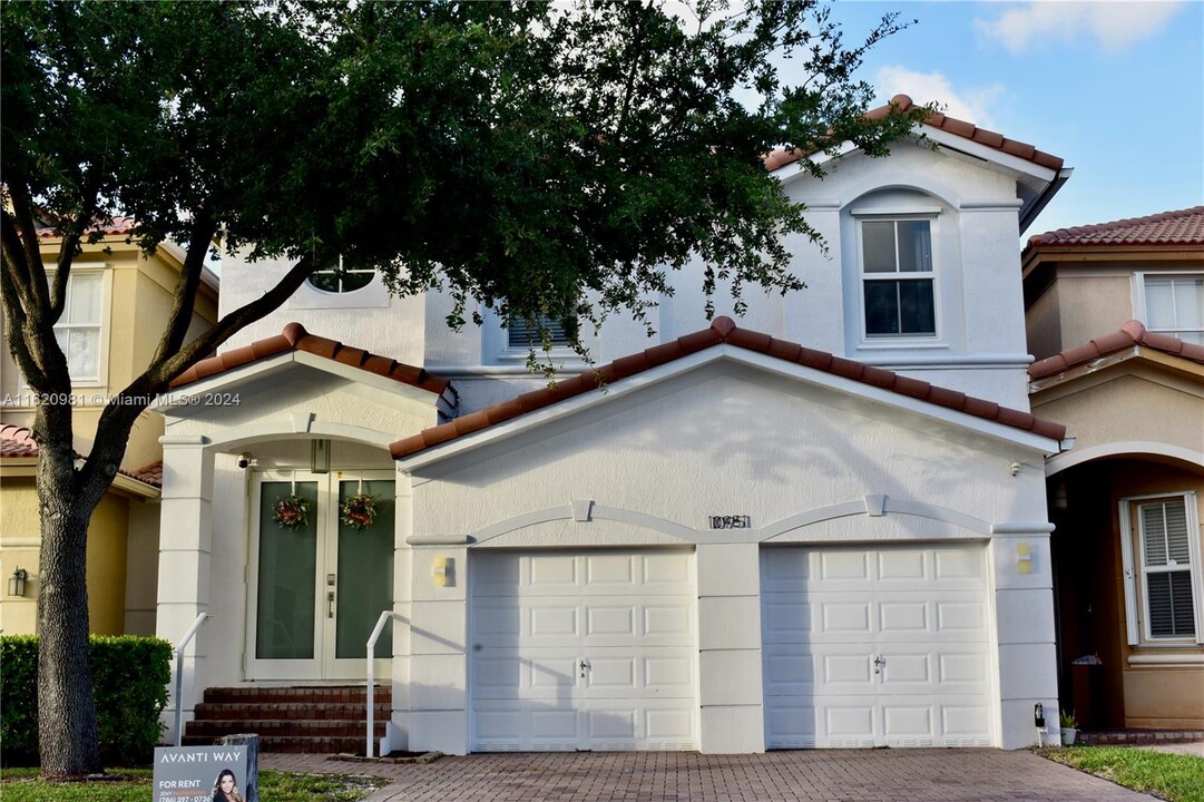 10951 NW 86th Terrace in Doral, FL - Foto de edificio