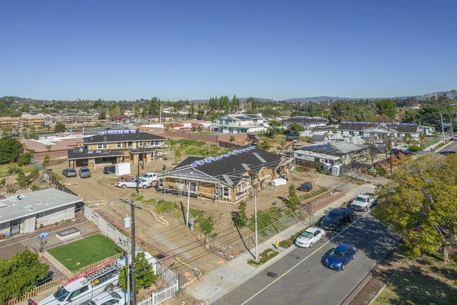 2345 Cranston Dr in Escondido, CA - Foto de edificio - Building Photo