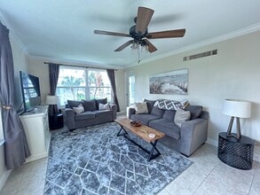 4340 Falmouth Dr, Unit 201 in Longboat Key, FL - Foto de edificio - Building Photo