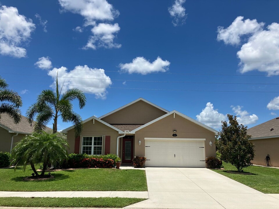 7436 Mikasa Dr in Punta Gorda, FL - Building Photo