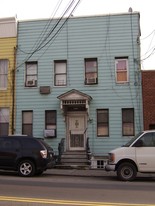 32-18 Greenpoint Ave in Long Island City, NY - Building Photo