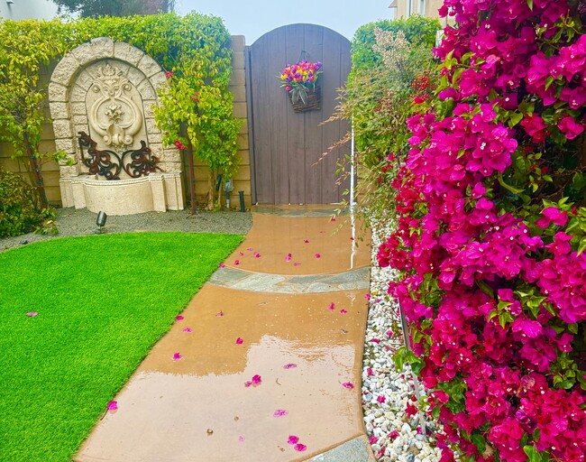 5252 Amber View Pt in San Diego, CA - Building Photo - Building Photo