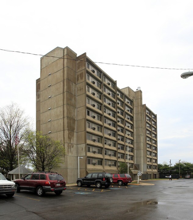 Waterfall Highrise in Elkhart, IN - Foto de edificio