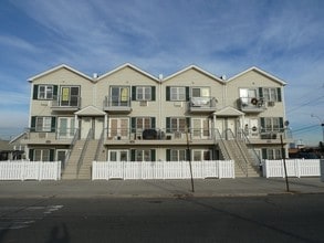 10804-10810 Shore Front Pky in Rockaway Park, NY - Foto de edificio - Building Photo
