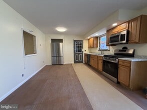 322 W Nicholson Rd in Haddon Township, NJ - Building Photo - Building Photo