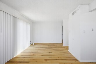 2707 Windswept Cove, Unit 201 in Austin, TX - Foto de edificio - Building Photo