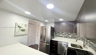 16950 W Dixie Hwy in North Miami Beach, FL - Building Photo - Building Photo