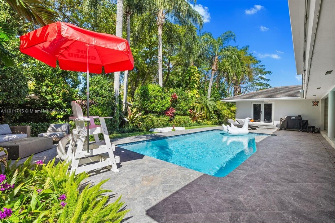 8234 SW 60th Ct in South Miami, FL - Building Photo