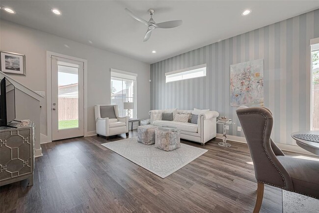 5043 Jefferson St in Houston, TX - Building Photo - Building Photo