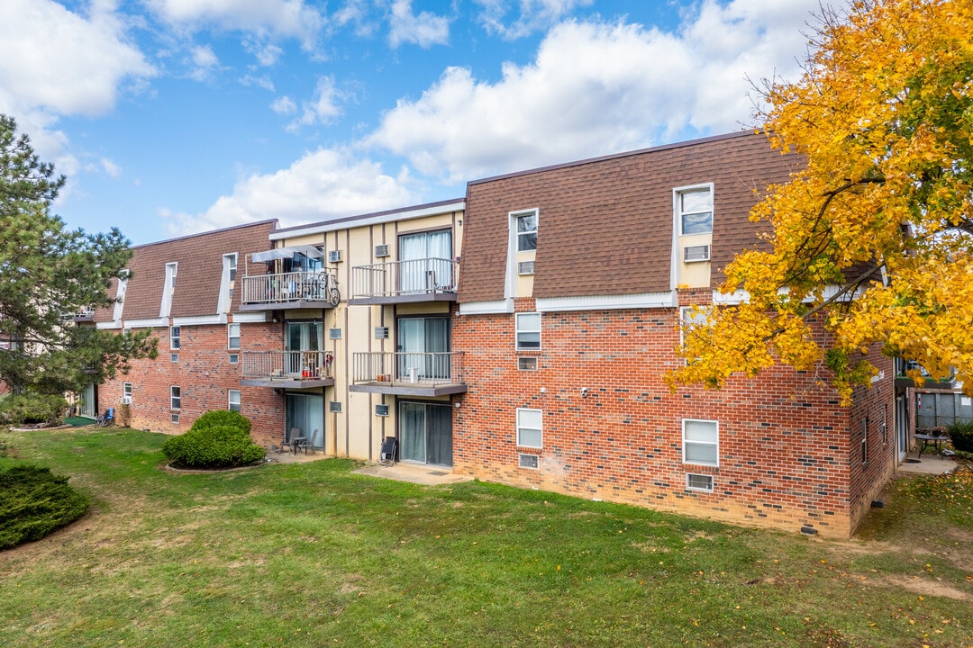 Fairmont Place in Whitehall, PA - Foto de edificio